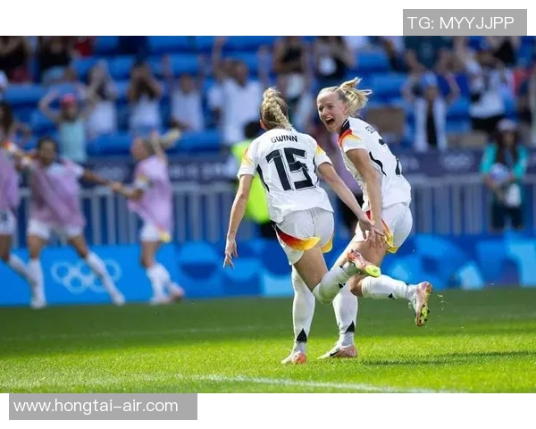 女足球员因成人平台内容遭开除收入翻百倍引发热议